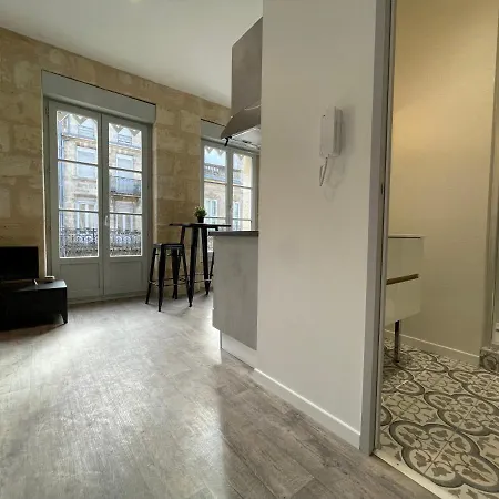 Superbes De Charme, Lumineux Et Climatises En Plein Centre Appartement